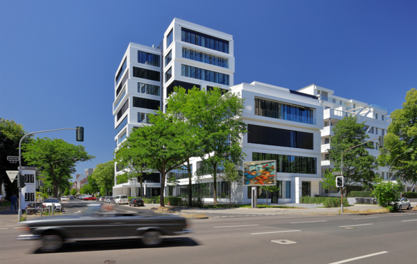 Die Projektentwickler die developer haben das Bürogebäude „Fantastic 44“ am Kennedydamm in Düsseldorf als Club-Deal für zwei Family Offices erworben. Die erstklassige Immobilie wurde 2018 fertiggestellt, umfasst rund 12.500 m² vermietbare Fläche und ist m